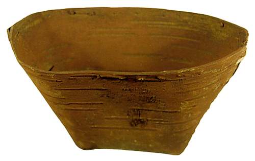 Un contenant béothuk en écorce de bouleau recouvert d'ocre rouge