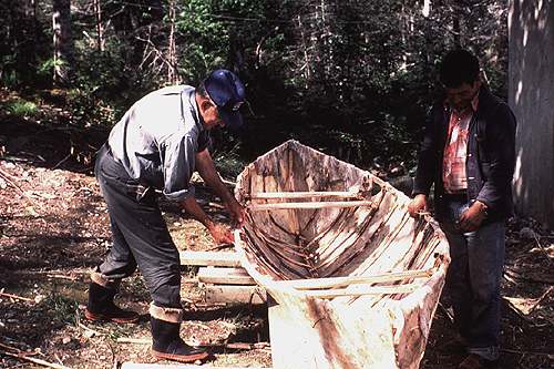 Michael Joe et Martin Jeddore de Conne River terminant la fabrication d'un canot mi'kmaq