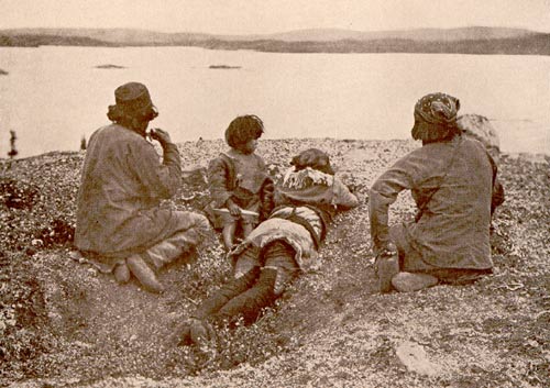 Des chasseurs innus qui attendent le caribou au lac Mistinipi au Labrador, vers 1910