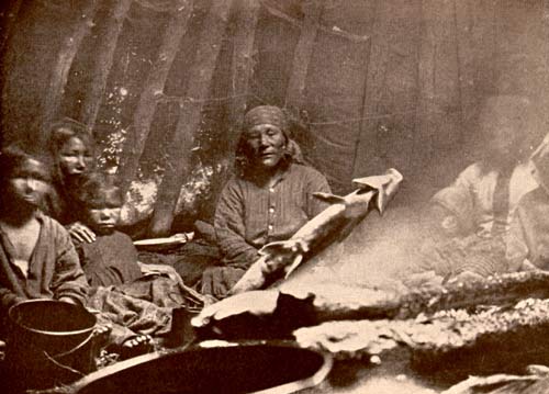 La cuisson du poisson dans une tente innue dans le nord du Labrador au tournant du siècle La cuisson du poisson dans une tente innue dans le nord du Labrador au tournant du siècle