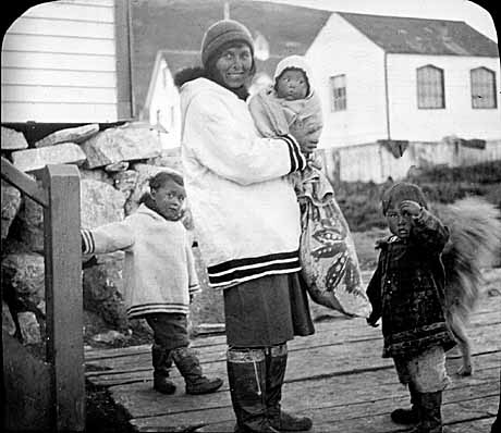 Femme et enfants inuit, Labrador