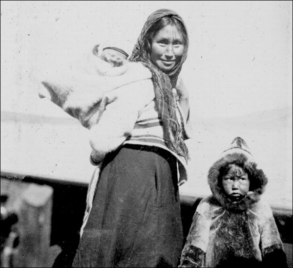 Femme et enfants inuit non identifiés, vers 1920