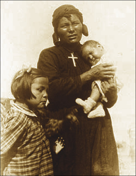 Une Innue non identifiée avec des enfants, vers 1930
