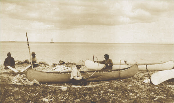 Des Innus fabriquant des embarcations, vers 1920