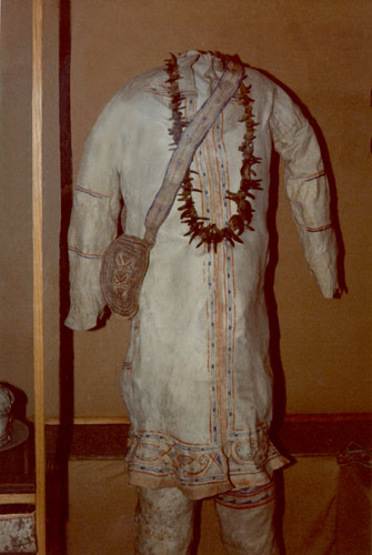 Un manteau innu exposé au musée The Rooms, St. John's, T.-N.-L. Un manteau innu exposé au musée The Rooms, St. John's, T.-N.-L.