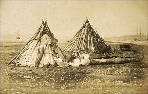 Des Mi'kmaq devant des wigwams, vers 1857-1859