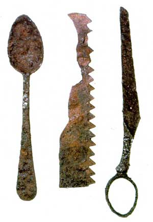 Cuiller, lames de scie et de ciseaux trouvés à un site Béothuk sur la rivière des Exploits 