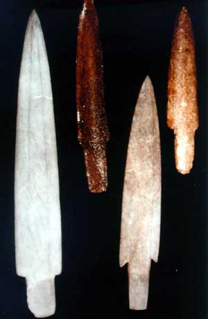 Pointes de lances en os et en pierre trouvées à Port au Choix (Terre-Neuve), datant de 4000 à 3200 ans BP