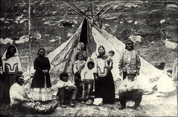 Des Inuit en face de leur tente en peau (Tupiq), à Okak au Labrador, 1896