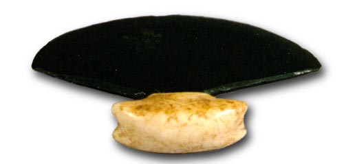 Couteau ulu avec poignée en ivoire et lame en ardoise Couteau ulu avec poignée en ivoire et lame en ardoise