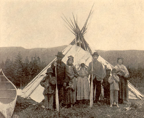 Un wigwam innu situé probablement à Sheshatshiu, au Labrador, entre 1908 et 1932
