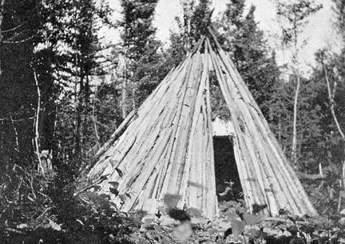 Un wigwam mi'kmaq utilisé par les chasseurs et les trappeurs au début du 20e siècle