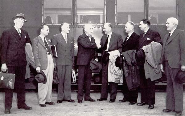 Les membres de la délégation à leur arrivée à Ottawa en 1947