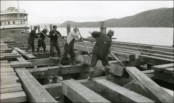 Des travailleurs de la construction, vers 1941