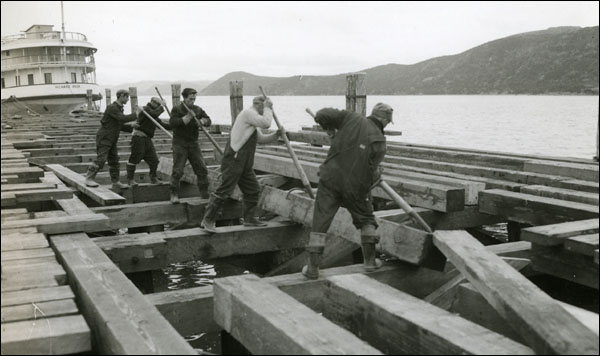 Des travailleurs de la construction, vers 1941 Des travailleurs de la construction, vers 1941