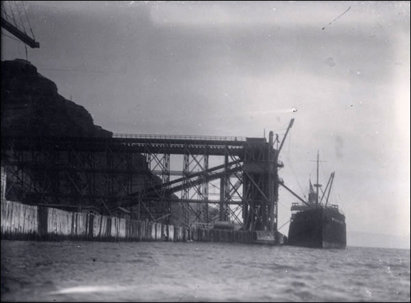 Le chargement de minerai de fer à l'île Bell, vers 1930