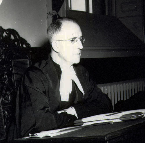 Le juge Cyril Fox, le premier président de la convention nationale