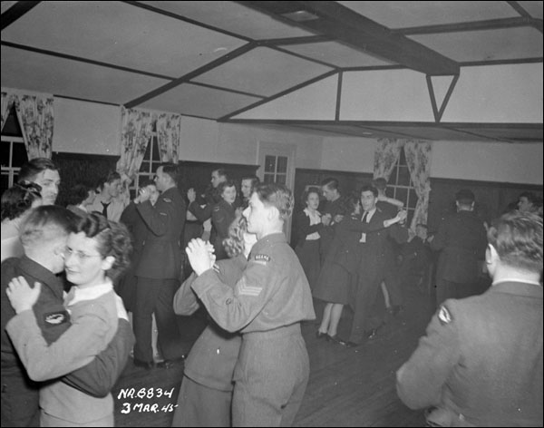 Danse à la base de l'Aviation royale canadienne de Gander, le 3 mars 1945