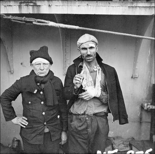 Des marins marchands non identifiés, en 1942 Des marins marchands non identifiés, en 1942