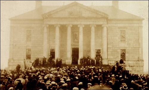Une émeute à l'extérieur du Colonial Building, 1932