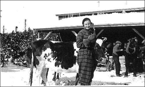 Étable communautaire à Markland, vers 1935 Étable communautaire à Markland, vers 1935