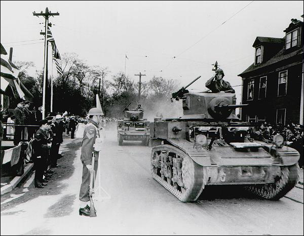 Chars d'assaut américains lors d'un défilé militaire des forces armées canadiennes et américaines en 1942