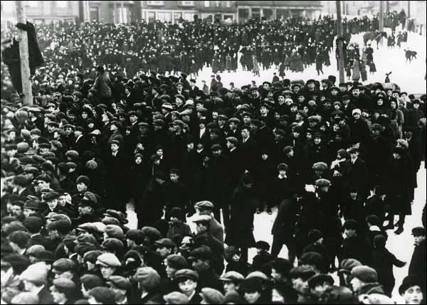 La foule en attente, le 4 avril 1914