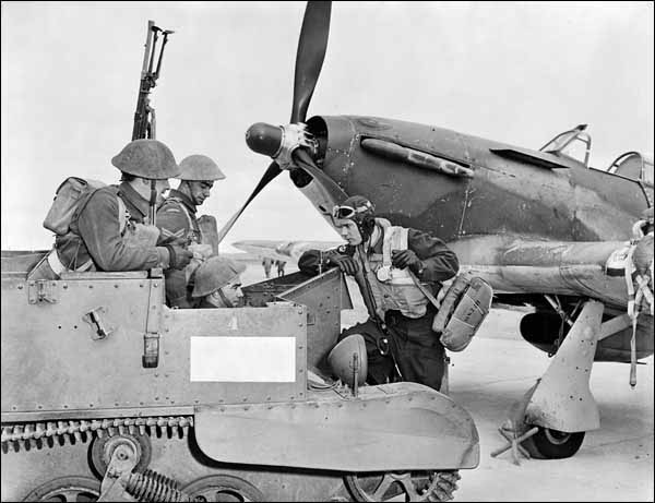 Un aviateur et des soldats d'infanterie à la base de l'Aviation royale canadienne (ARC) de Gander, en 1943