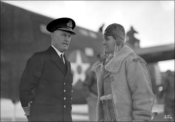Le gouverneur Walwyn à Gander, en 1941 Le gouverneur Walwyn à Gander, en 1941