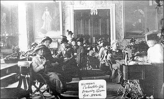 La Drawing Room, à Government House (vers 1915) La Drawing Room, à Government House (vers 1915)