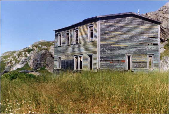 La maison Piercey en ruine, Pass Island, baie Fortune, T.-N.-L, 1981