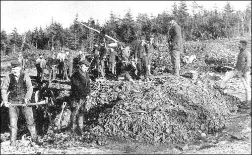 Des mineurs au travail dans une mine de fer de l'île Bell, vers 1895 Des mineurs au travail dans une mine de fer de l'île Bell, vers 1895