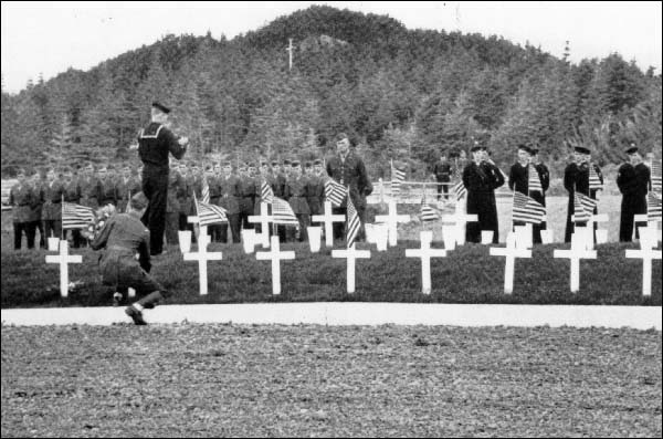 Les tombes des militaires du Pollux et du Truxtun, en 1942