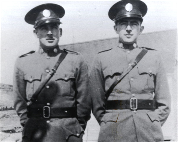 Les rangers Harold et Gladstone Guzzwell (à droite), vers 1935-1950