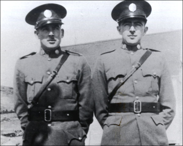 Les rangers Harold et Gladstone Guzzwell (à droite), vers 1935-1950 Les rangers Harold et Gladstone Guzzwell (à droite), vers 1935-1950