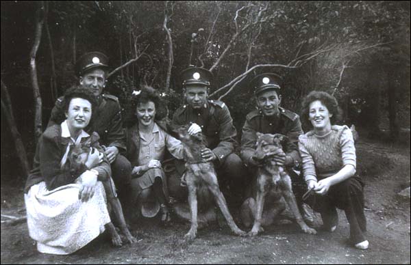 Des rangers en compagnie d'infirmières après les heures de travail, vers 1935-1950 Des rangers en compagnie d'infirmières après les heures de travail, vers 1935-1950