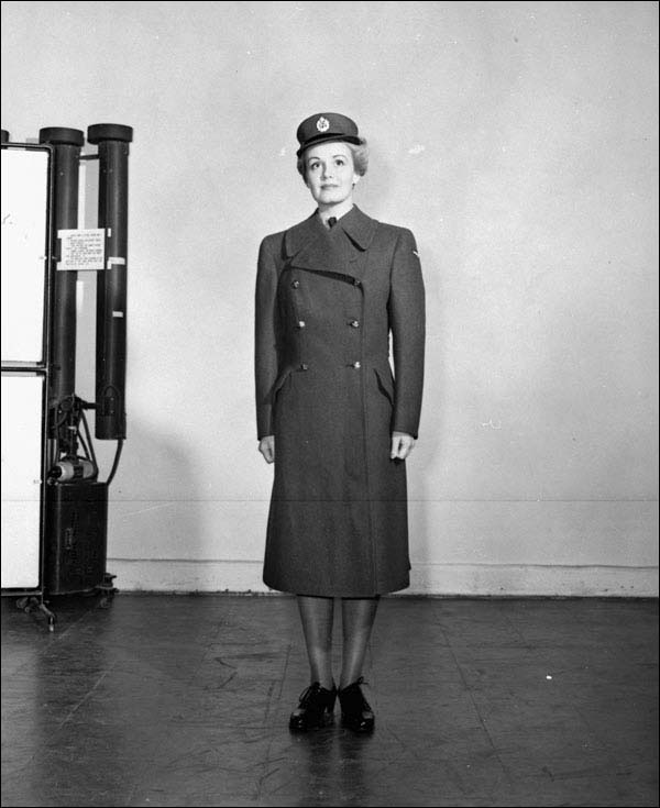 L'uniforme de la Division féminine de l'Aviation royale canadienne, 10 juillet 1942
