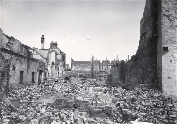 Des bâtiments en ruine après le grand feu de 1892