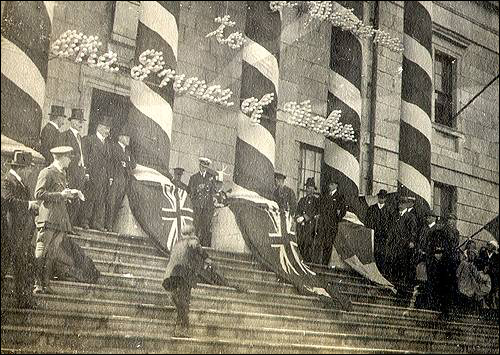 Le Colonial Building décoré pour la venue du prince de Galles en 1919