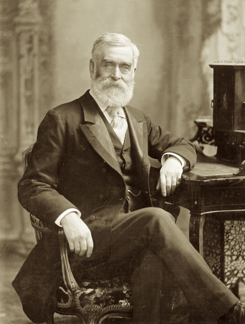 Sir William Whiteway au début des années 1900. Sir William Whiteway au début des années 1900.
