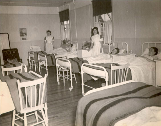 Des aides-infirmières avec des patients, s.d. Des aides-infirmières avec des patients, s.d.