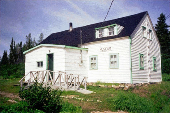 Le bâtiment White Elephant, Makkovik, T.-N.-L., avant la restauration
