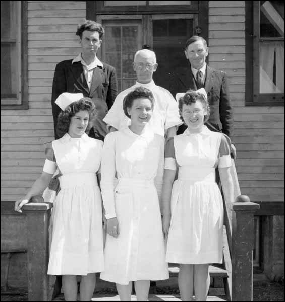 Médecin et personnel hospitalier, vers 1947