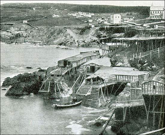 Chafauds aménagés dans un village de pêcheurs, s.d. Chafauds aménagés dans un village de pêcheurs, s.d.