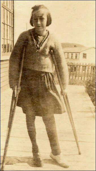 Jeune fille blessée à l'hôpital de St. Anthony, vers 1920