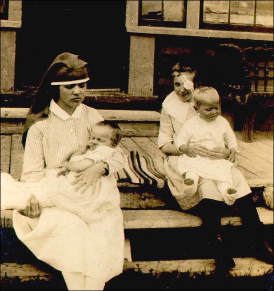 Une infirmière et des enfants blessés à l'hôpital St. Anthony, vers 1922.