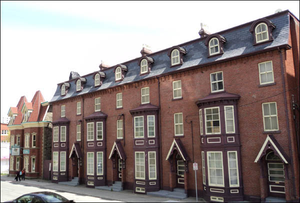 La maison Devon et Devon Row, en 2011 La maison Devon et Devon Row, en 2011