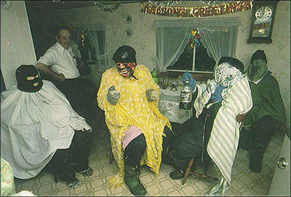 Mummering dans la collectivité de François, sur la côte sud de l'île de Terre-Neuve, s.d. Mummering dans la collectivité de François, sur la côte sud de l'île de Terre-Neuve, s.d.