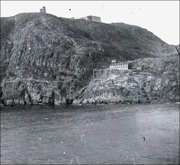 La tour Cabot et l'hôpital d'isolement Ross's Valley (à droite), s.d.