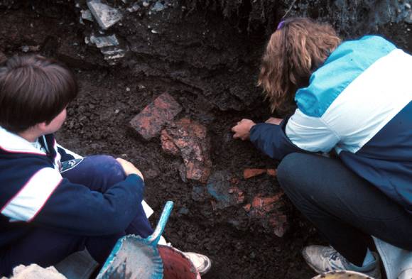 Ceramic fragments in the burial environment